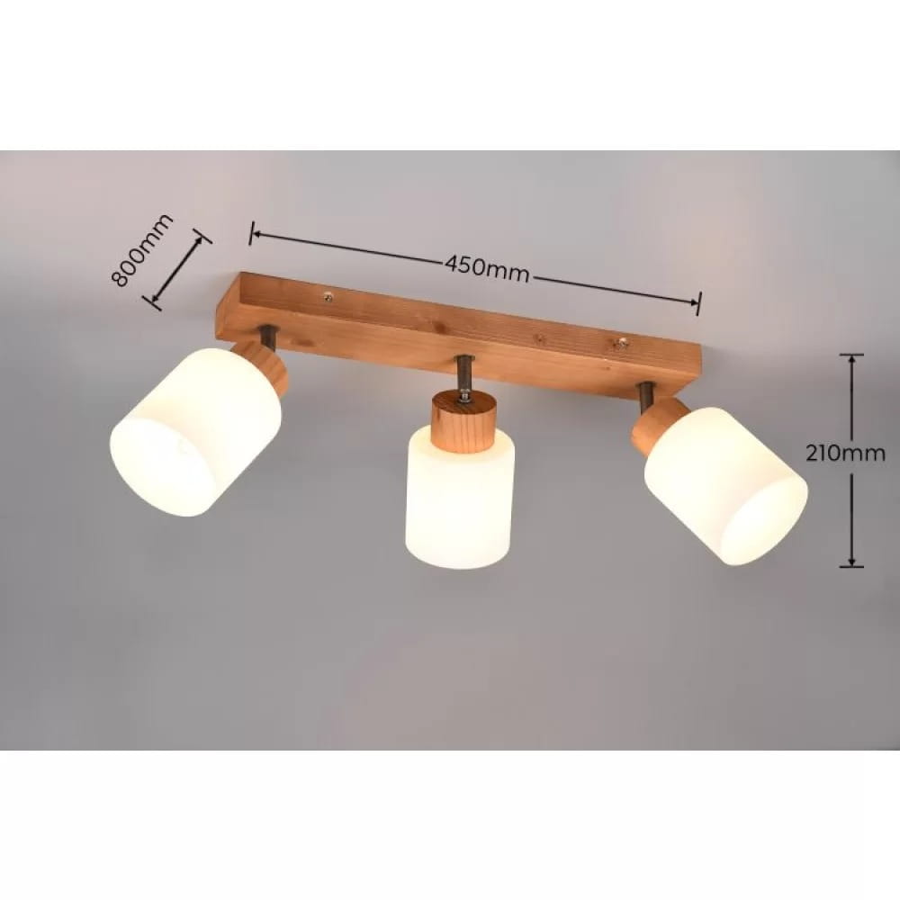 Lampa sufitowa Assam 3-punktowa, wykonana z drewna, z trzema kloszami z mlecznego szkła. Ujęcie z góry, wymiary: długość 450 mm, wysokość 210 mm, z zawieszeniem 800 mm. Elementy metalowe w kolorze chromu.