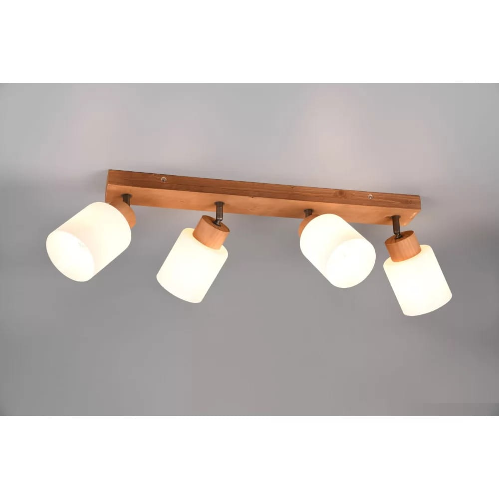 Lampa sufitowa Assam 4-punktowa, z drewnianą podstawą i czterema białymi kloszami. Ujęcie z góry, ukazujące lampę zamontowaną na suficie, z widocznymi metalowymi mocowaniami. Idealna do nowoczesnych wnętrz.