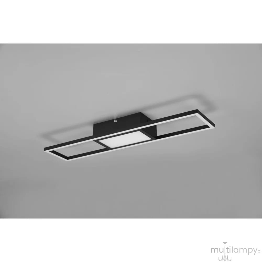 Czarna lampa sufitowa Rigido LED z pilotem, o nowoczesnym, prostokątnym kształcie. Posiada dwa kwadratowe elementy świetlne, zamontowana na suficie, z widoczną metalową podstawą. Idealna do oświetlenia nowoczesnych wnętrz.