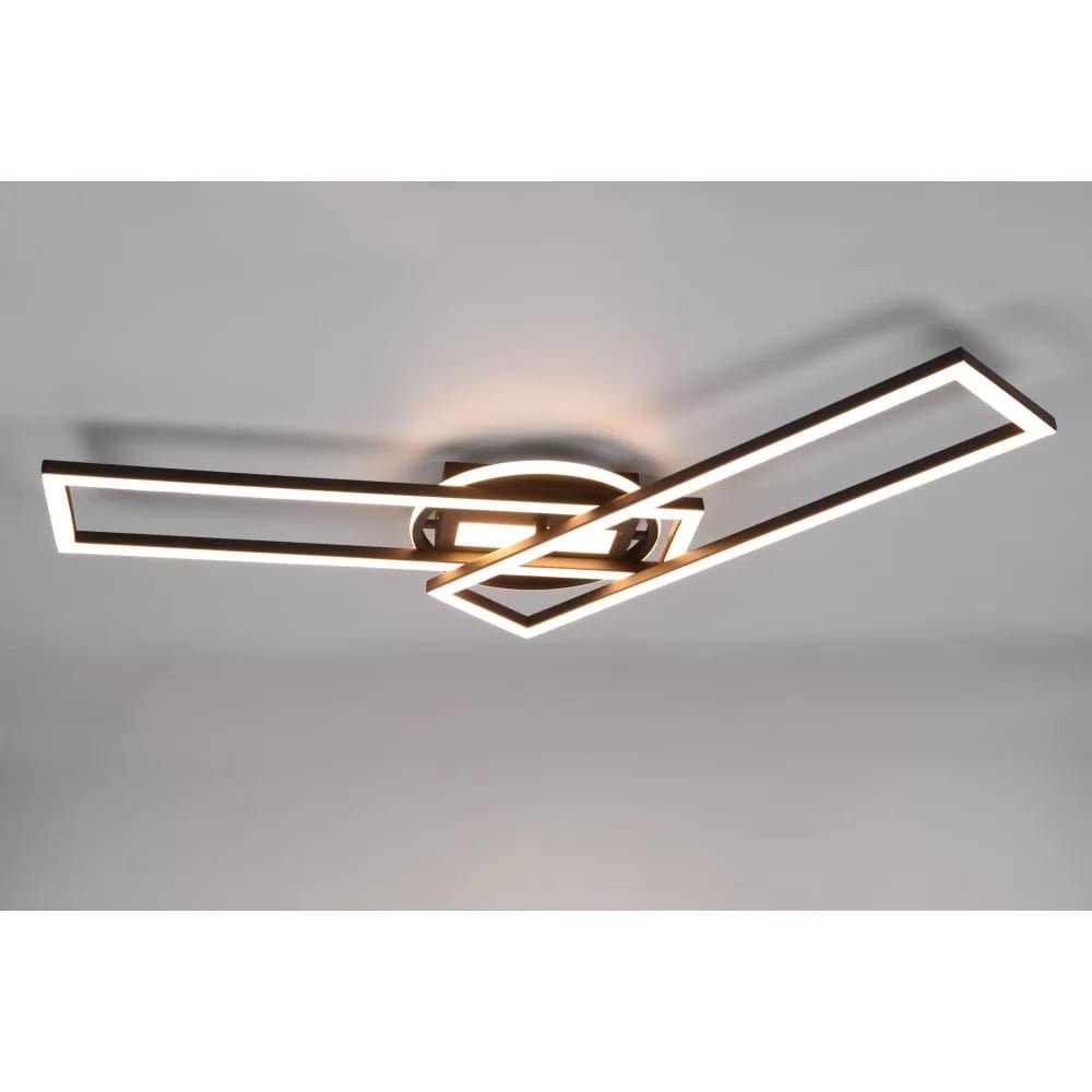 Czarna lampa sufitowa Twister LED z pilotem, składająca się z dwóch prostokątnych ramion w różnych położeniach. Okrągła podstawa z emitującym światłem w kolorze ciepłej bieli. Całość w nowoczesnym, minimalistycznym stylu.