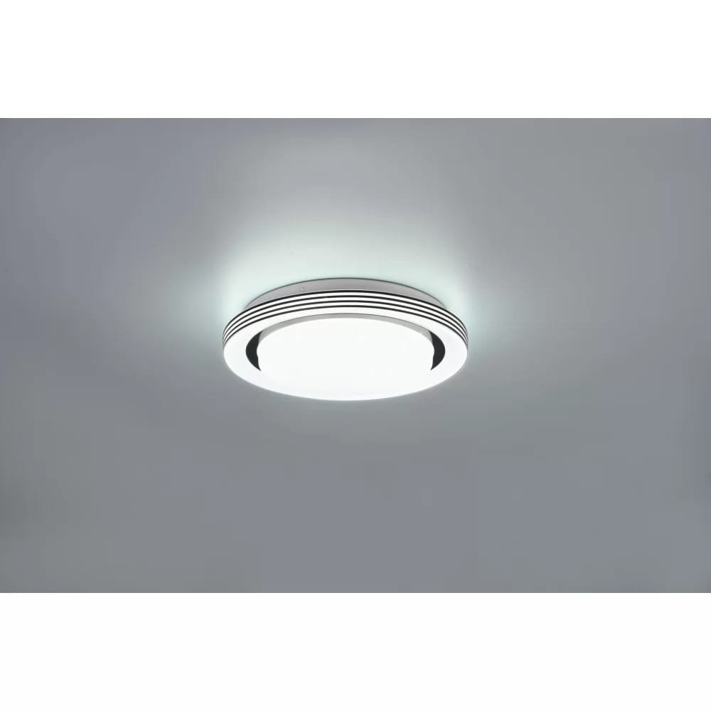 Plafon Atria D27 LED w kolorze białym i czarnym, o okrągłym kształcie, z pilotem. Widoczna struktura z delikatnymi, czarnymi liniami wokół białego klosza. Montowany na suficie, emitujący miękkie światło. Tło jasne, minimalistyczne.