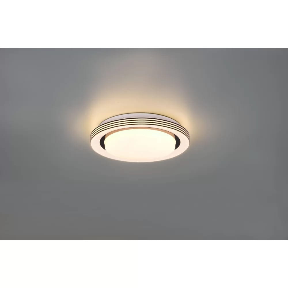Plafon Atria D27 LED w kolorze białym i czarnym, z pilotem. Okrągły kształt z wyraźnym, matowym kloszem i delikatnymi, czarnymi liniami dekoracyjnymi. Montowany na suficie, w zbliżeniu na detal. Idealny do nowoczesnych wnętrz.