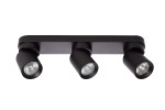 Czarna lampa sufitowa Timo z trzema punktami świetlnymi, zamontowana na prostokątnej podstawie. Kąt ujęcia frontalny, ukazujący lampy w formie cylindrów z widocznymi żarówkami. Brak dodatkowych dekoracji, minimalistyczny design.