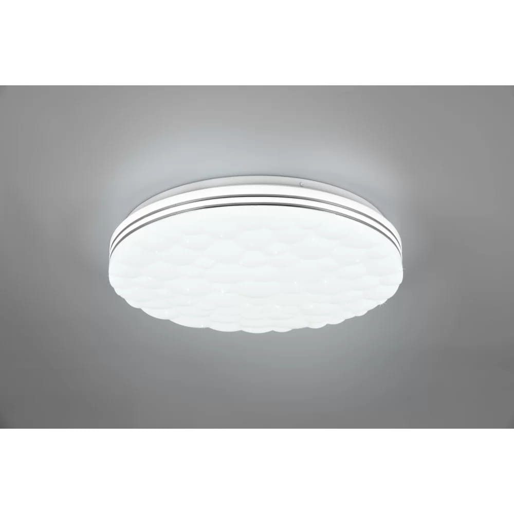 Plafon LED Tiger RGB w kolorze białym, okrągły, z fakturą przypominającą plastry miodu. Wyposażony w pilot do zdalnego sterowania, zamontowany na suficie, z subtelnymi białymi detalami. Idealny do nowoczesnych wnętrz.