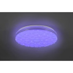 Plafon LED Tiger w kolorze białym, o okrągłym kształcie, z efektownym, chmurkowatym wzorem i podświetleniem RGB w odcieniu fioletowym. Produkt zamontowany na suficie, widoczny z góry, z pilotem do zdalnego sterowania.