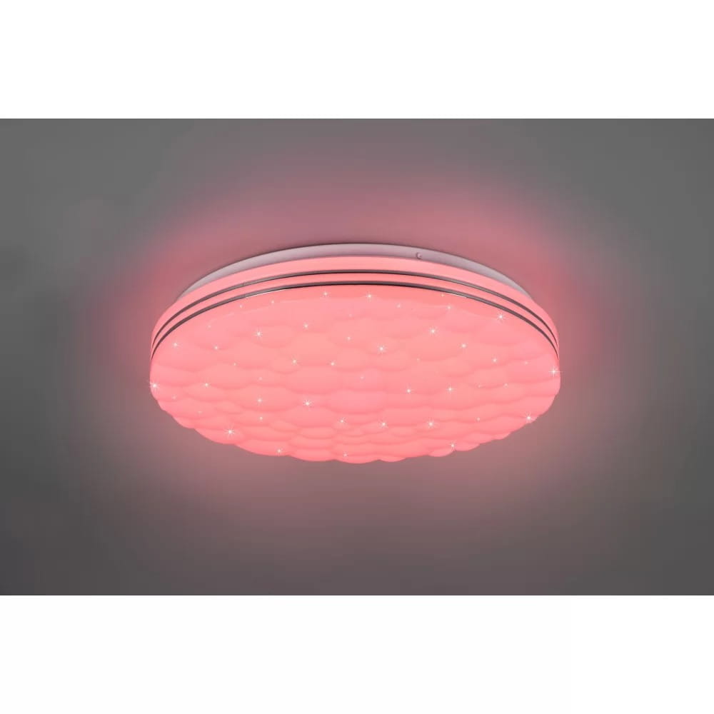 Plafon LED Tiger RGB w kolorze białym, okrągły, z fakturą przypominającą chmurki. Oświetlenie emituje różowe światło, umieszczone na szarym tle. Posiada możliwość sterowania pilotem.