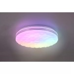 Plafon LED Tiger w kolorze białym z pilotem, o okrągłym kształcie, z dekoracyjną, teksturowaną powierzchnią. Emituje wielokolorowe światło RGB w odcieniach różu, niebieskiego i zielonego. Zamontowany na suficie, widoczny z góry.