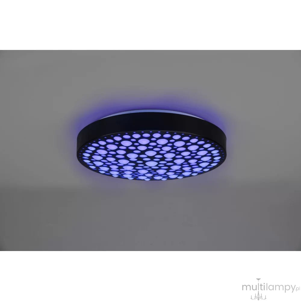 Plafon LED Chizu w kolorze czarnym z pilotem, okrągły, zamontowany na suficie. Świeci wieloma kolorami RGB, z wyraźnymi, okrągłymi otworami emitującymi światło w odcieniach niebieskiego. Prosty design, idealny do nowoczesnych wnętrz.