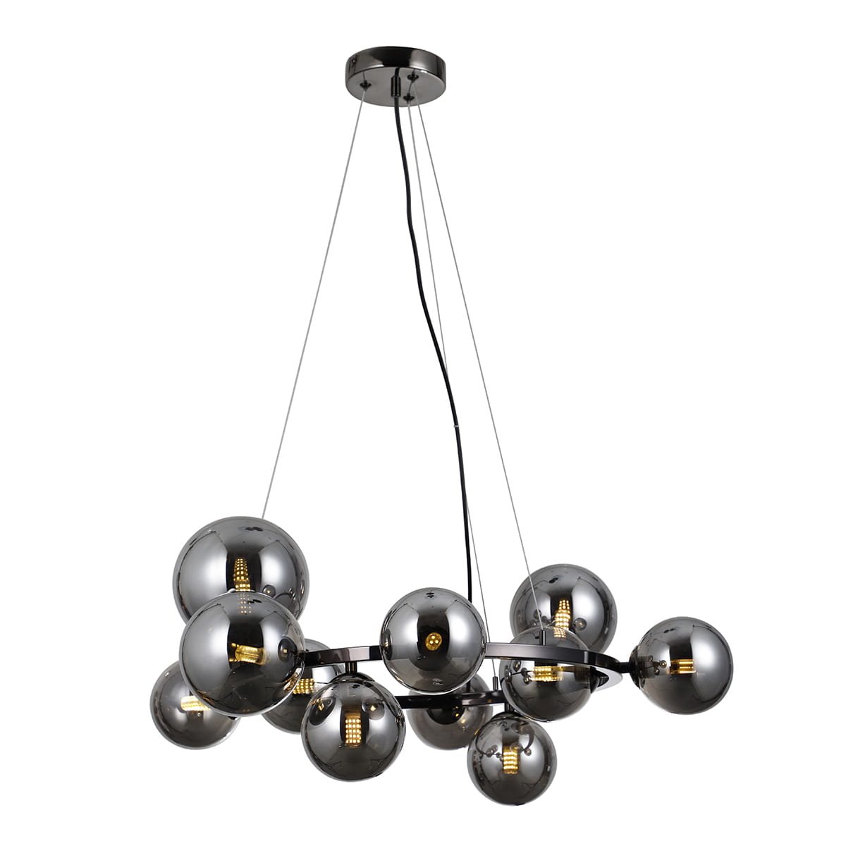 Lampa wisząca Canello 11-punktowa w kolorze czarnego chromu z dymionymi kloszami. Zawieszona na cienkich linkach, o okrągłych, lśniących kulach, tworzy nowoczesny efekt świetlny w przestrzeni.