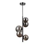 Lampa wisząca Canello 5-punktowa w kolorze czarnym chromie z dymionymi kloszami. Posiada pięć kulistych elementów o lustrzanej powierzchni, zawieszona na cienkiej rurze. Kształt nowoczesny, idealna do stylowych wnętrz.