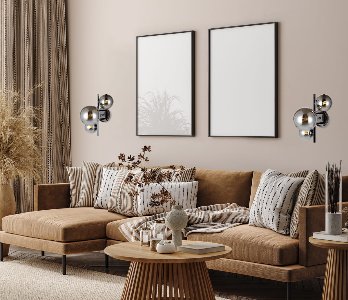 Kinkiet Canello 3-punktowy w kolorze czarnym z chromowanymi elementami i dymionymi kloszami. Zamontowany na ścianie obok kanapy, w nowoczesnym wnętrzu. Widoczne detale: zaokrąglone klosze oraz minimalistyczny design.