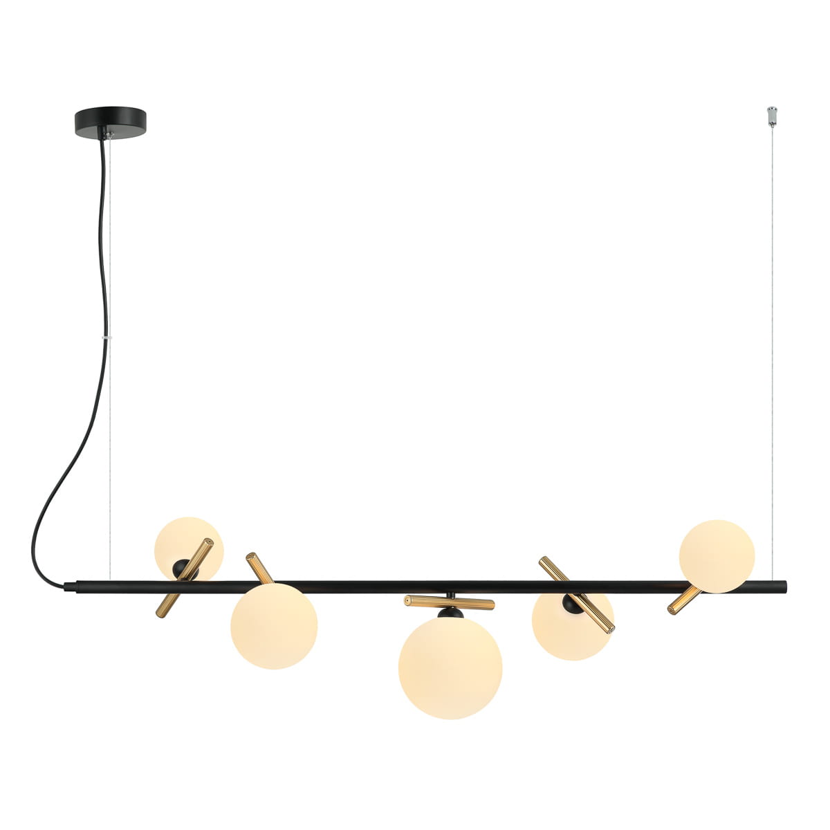 Lampa wisząca Reverso 5-punktowa w kolorze czarnym z elementami złotymi. Posiada pięć okrągłych kloszy z mlecznego szkła umieszczonych na poziomej rurze. Ujęcie frontalne, produkt zawieszony na cienkich linkach.