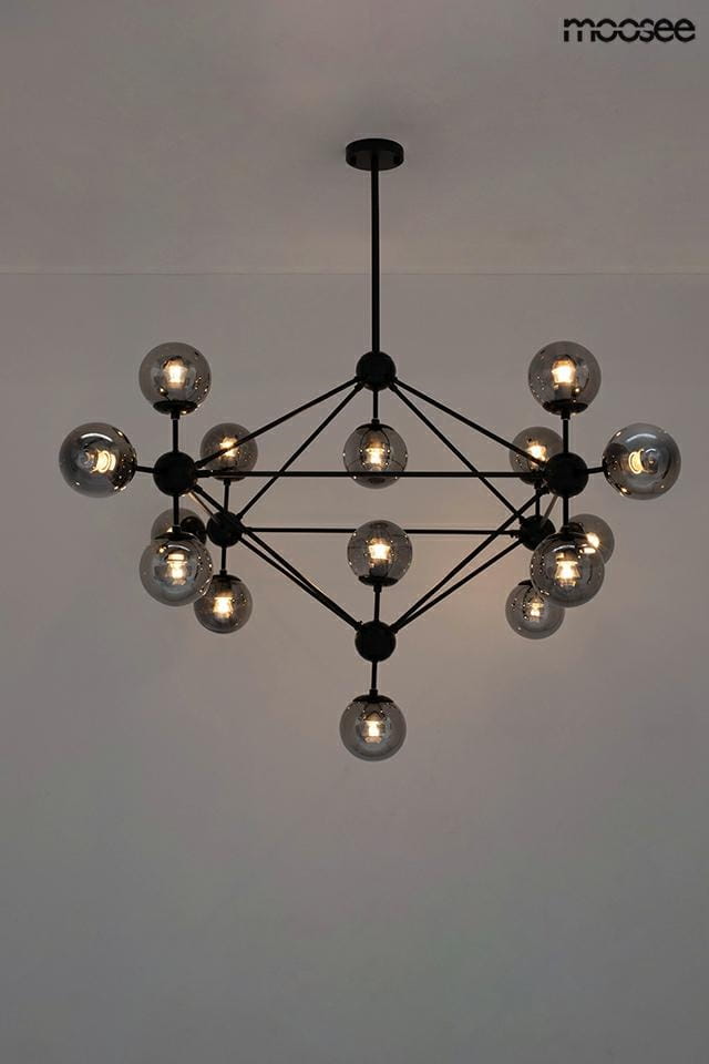 Czarna lampa wisząca Astrifero z 15 punktami świetlnymi, wykonana z metalu, o nowoczesnym designie. Widoczna z góry, z przezroczystymi kloszami w kształcie kul, umieszczona na czarnym stelażu. Tło jasne, minimalistyczne.