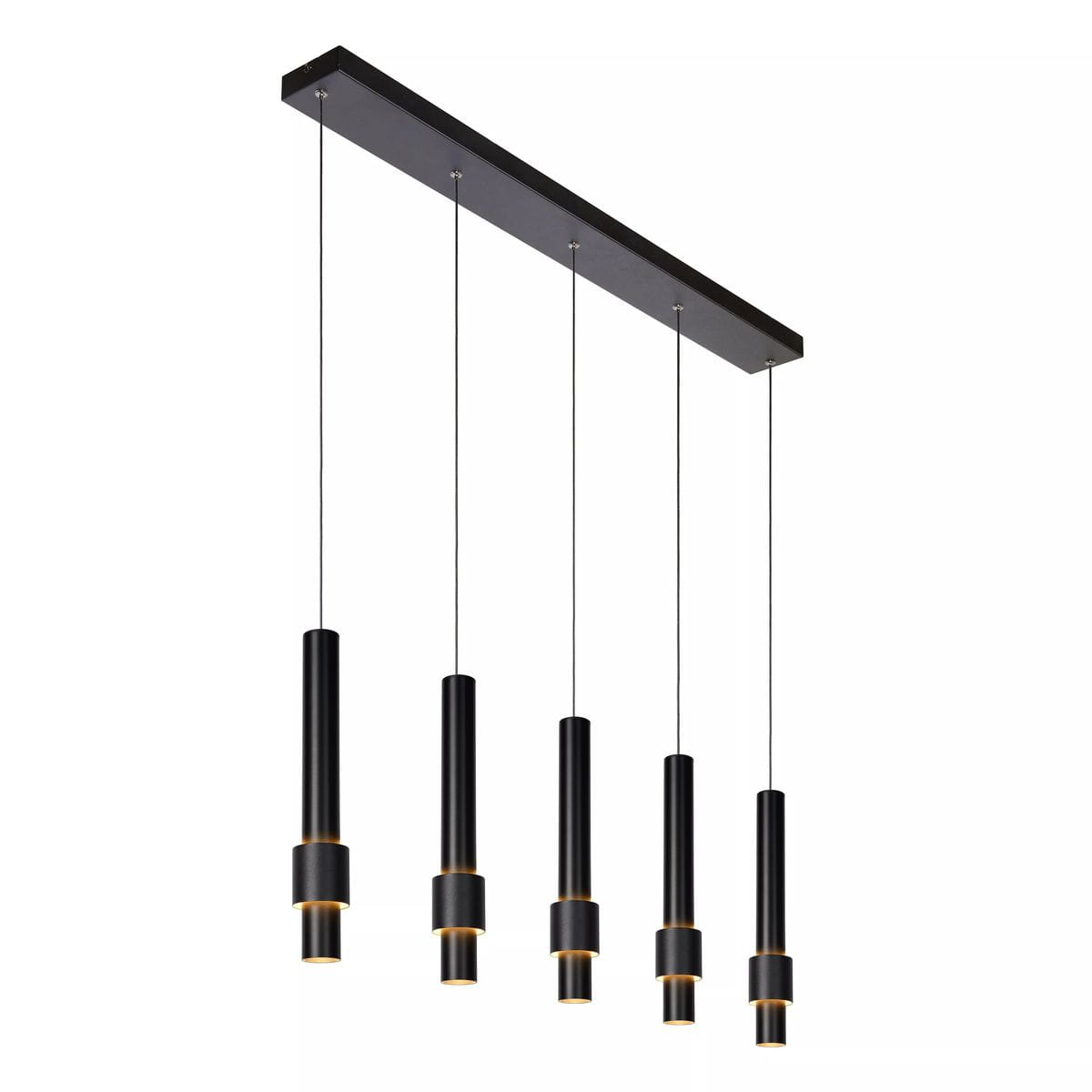 Czarna lampa wisząca Margary LED z pięcioma punktami świetlnymi, zawieszona na cienkich linkach. Cylindryczne klosze z metalu z elementami w kolorze złotym, montowane na prostokątnej podstawie. Lampa idealna do nowoczesnych wnętrz.