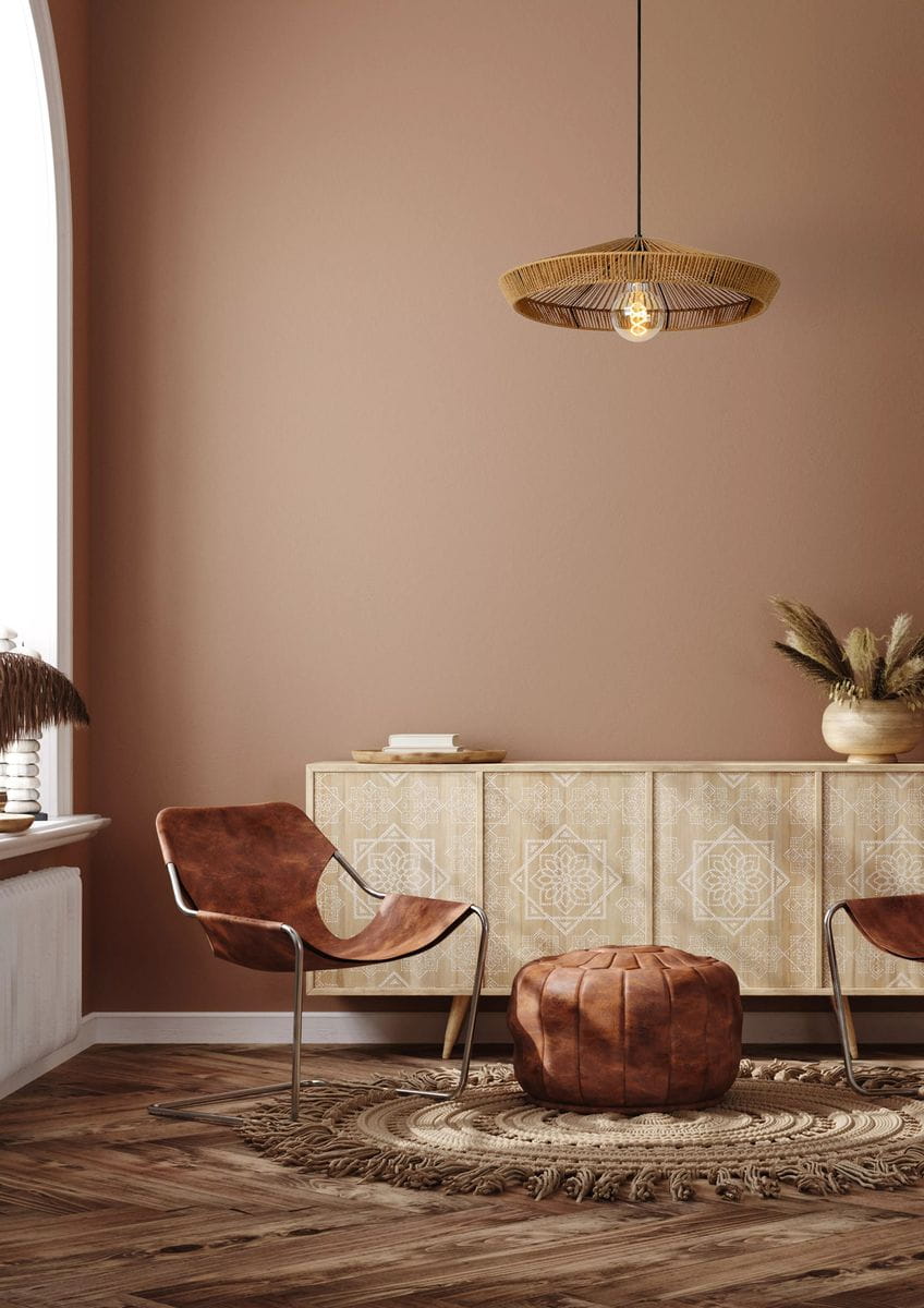 Lampa wisząca Yunkai D50 z czarnym metalowym stelażem i jasnym drewnianym kloszem w kształcie talerza. Zawieszona na cienkim przewodzie w minimalistycznym wnętrzu z brązowymi akcentami, w otoczeniu skórzanych krzeseł i dekoracyjnych elementów.