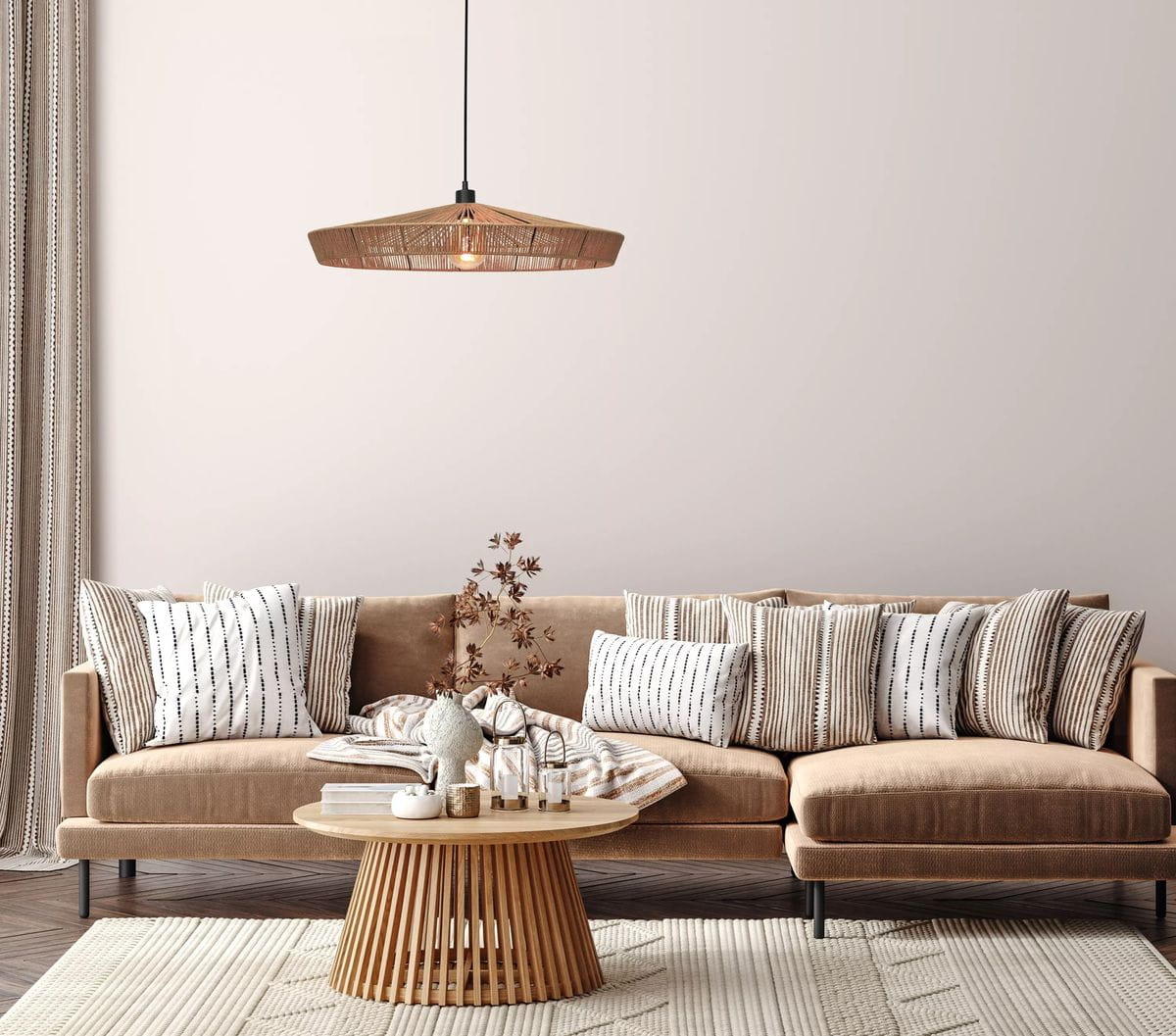 Lampa wisząca Yunkai D70 w kolorze czarnym z jasnym drewnem, o okrągłym, płaskim kształcie. Zawieszona nad kanapą w przytulnym wnętrzu, z widocznym źródłem światła w środku. Tekstura drewna i metalowa konstrukcja.