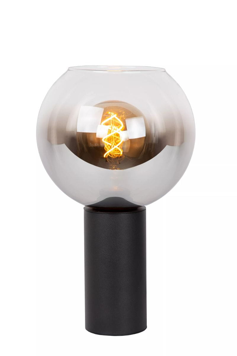 Lampa stołowa Marius 1-punktowa z czarną podstawą i szklanym kloszem w kształcie kuli. Wewnątrz widoczna żarówka o spiralnym kształcie, emitująca ciepłe światło. Ujęcie frontalne, lampa stoi na płaskiej powierzchni.