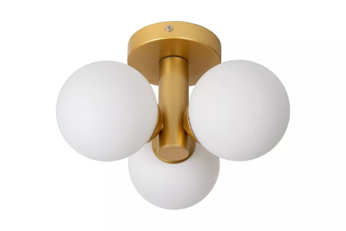 Lampa sufitowa 3-punktowa Trudy w kolorze złotym, z trzema okrągłymi kloszami z matowego szkła. Ujęcie frontalne, produkt zamontowany na suficie, klosze równomiernie rozmieszczone, metalowa konstrukcja.