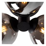 Lampa sufitowa Trudy 3-punktowa w kolorze czarnym. Elementy szklane o dymionym odcieniu, z widocznymi żarówkami. Ujęcie z bliska, pokazujące detale mocowania i kształt kloszy. Elegancka forma, idealna do nowoczesnych wnętrz.