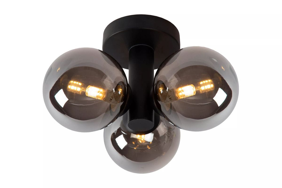 Czarna lampa sufitowa Trudy z trzema szklanymi, dymionymi kloszami. Klosze w kształcie kul, zamocowane na centralnym wsporniku. Widoczna złota żarówka LED w każdym kloszu. Lampa montowana sufitowo, w nowoczesnym stylu.