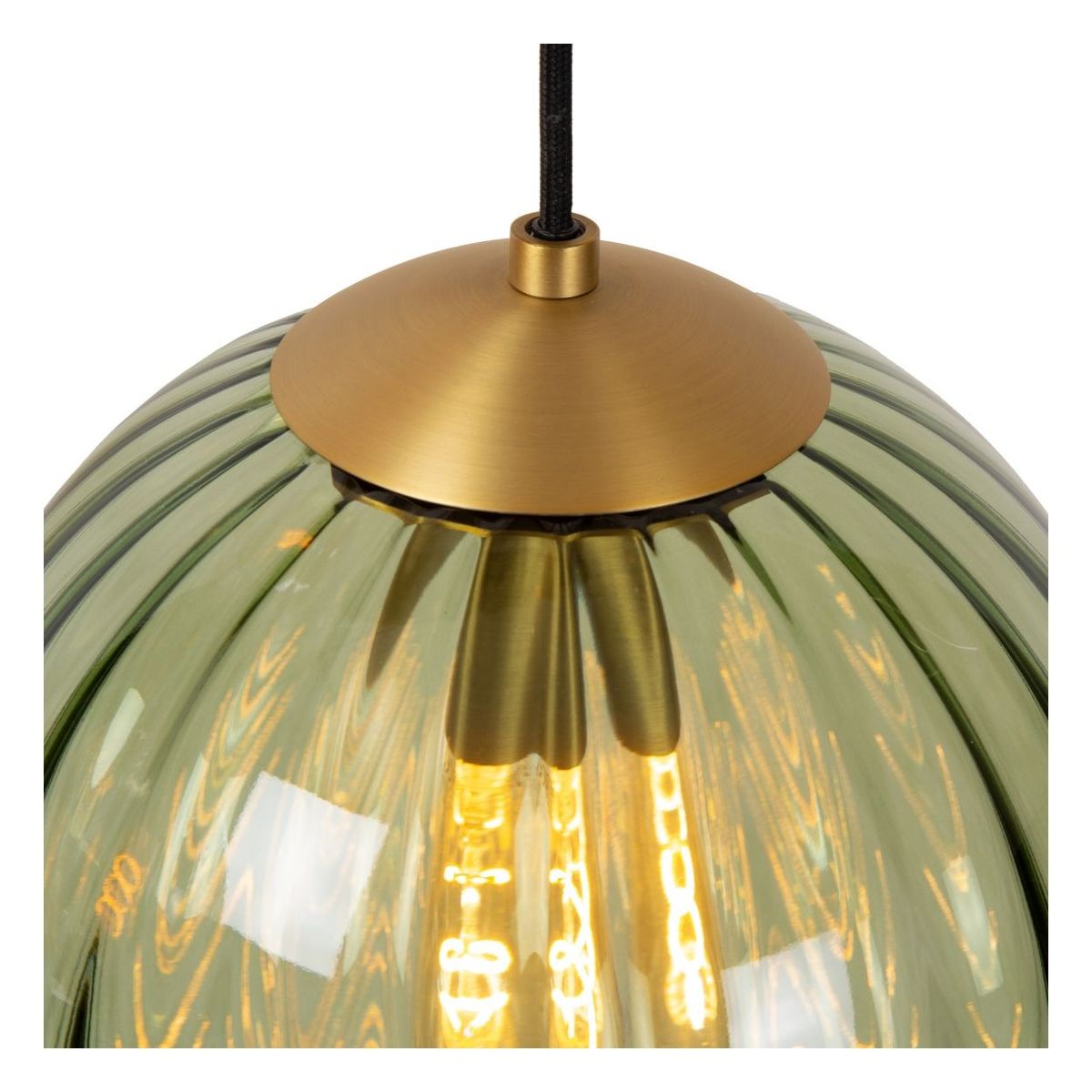 Lampa wisząca Monsaraz 4-punktowa w czerni i multikolorze z szklanym kloszem w odcieniach zieleni. Widoczny złoty uchwyt. Klosz z wyraźnymi, pionowymi żłobieniami, z zamontowanymi źródłami światła wewnątrz. Kabel w czarnym oplocie.