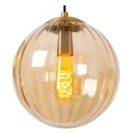 Lampa wisząca Monsaraz 1-punktowa w czarnej oprawie z bursztynowym, szklanym kloszem. Klosz ma okrągły kształt, a widoczna żarówka o spiralnym kształcie emituje ciepłe światło. Lampa zawieszona na czarnym przewodzie.