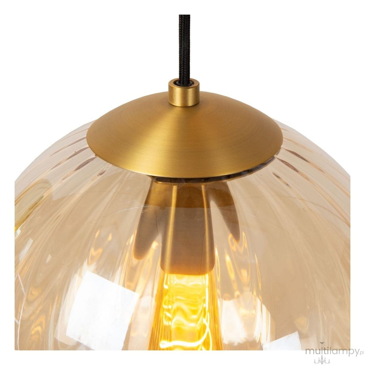 Lampa wisząca Monsaraz 1-punktowa w kolorze czarnym i bursztynowym. Szklany klosz w kształcie kuli z wyraźnymi żłobieniami, metalowy, złoty uchwyt na górze. Zawieszona na czarnym przewodzie. Jasne światło widoczne wewnątrz klosza.