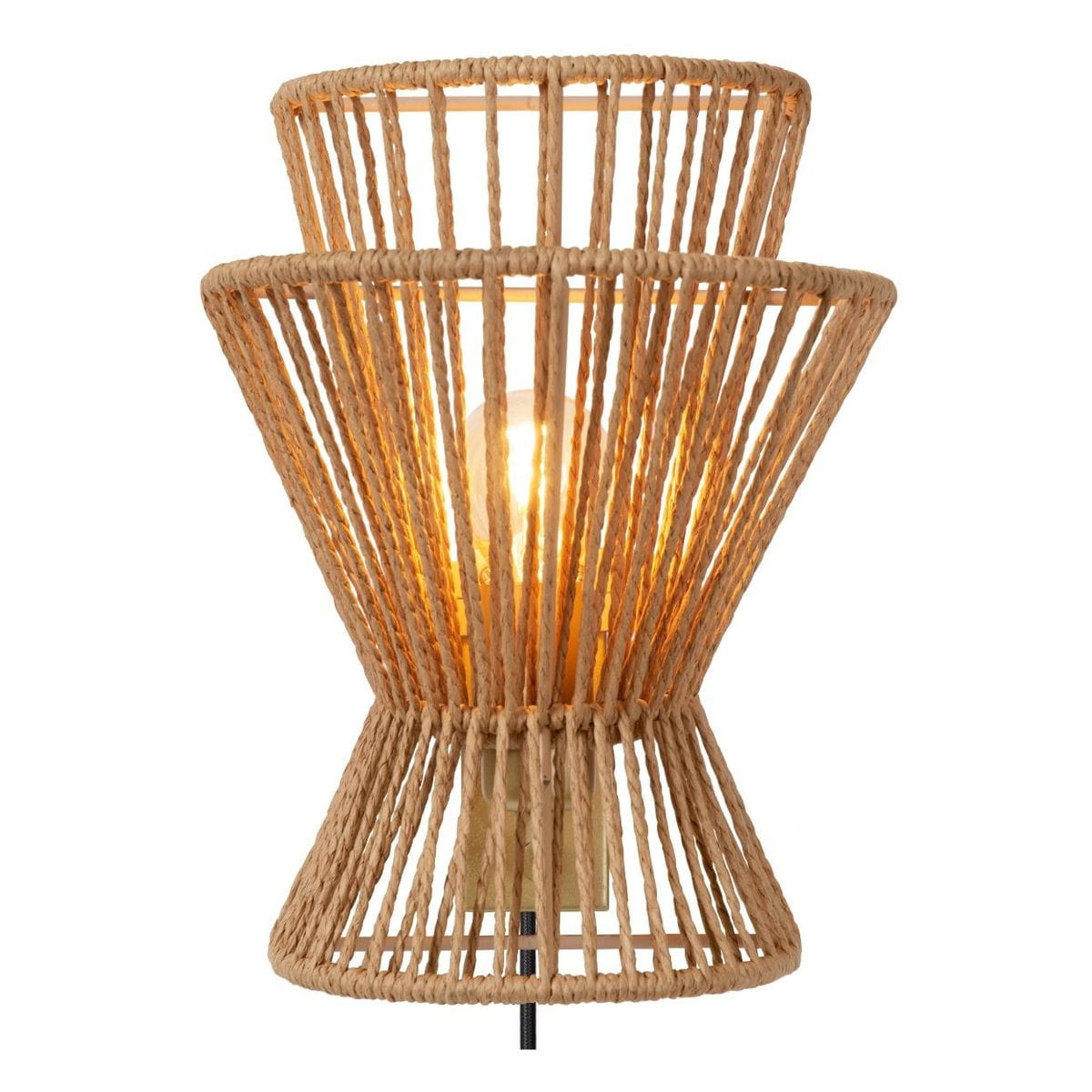 Kinkiet Tasman w matowym złocie i mosiądzu, o kształcie stożka, wykonany z plecionego materiału. Widoczna żarówka w środku, lampka zamontowana na czarnym kablu. Ujęcie frontalne, prezentujące unikalny design i teksturę.