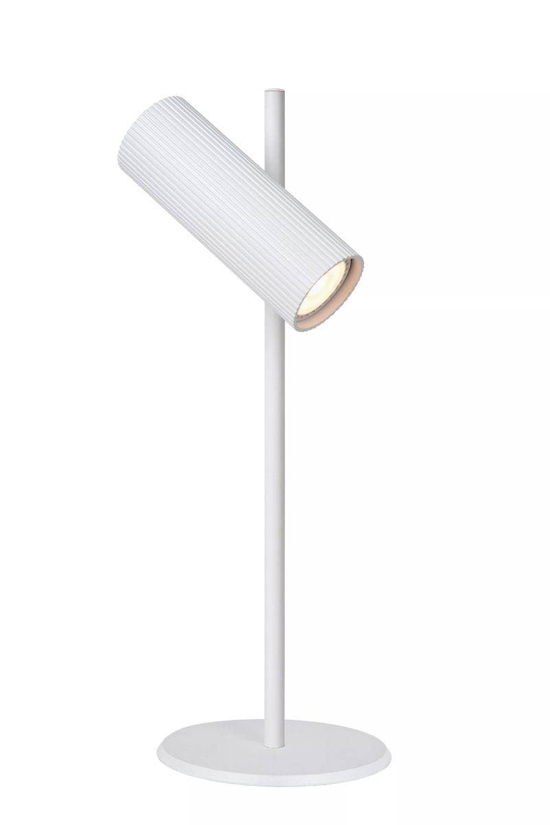 Lampa stołowa Clubs w kolorze białym, z cylindryczną oprawą z żłobieniami, umieszczona na prostym, okrągłym podstawie. Kąt ujęcia z boku, ukazujący nachyloną lampę, co podkreśla jej nowoczesny design. Idealna do biura lub wnętrz mieszkalnych.