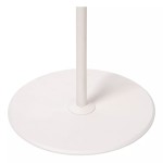 Biała lampa podłogowa Clubs 2-punktowa z okrągłą podstawą. Widoczny smukły, prosty słup oraz stabilna, okrągła podstawa. Lampa ma minimalistyczny design, idealna do nowoczesnych wnętrz.