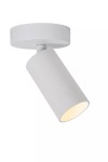 Biała lampa sufitowa typu spot, jednopunktowa, z cylindrycznym kloszem o fakturze żłobkowanej. Ujęcie z boku, klosz skierowany w dół, zamontowana na okrągłej podstawie. Prosta konstrukcja, idealna do nowoczesnych wnętrz.