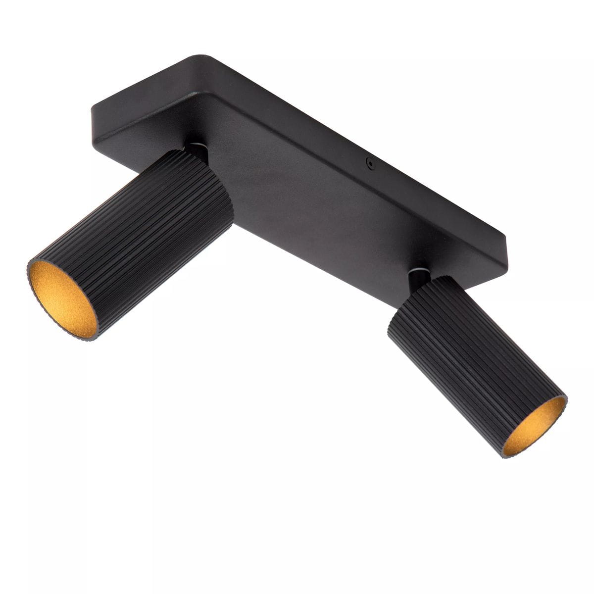 Lampa sufitowa Clubs 2-punktowa w kolorze czarnym, z płaskim, prostokątnym mocowaniem i dwoma cylindrycznymi reflektorami z rowkowaną teksturą. Reflektory skierowane w różne strony, wykończone złotym wnętrzem.
