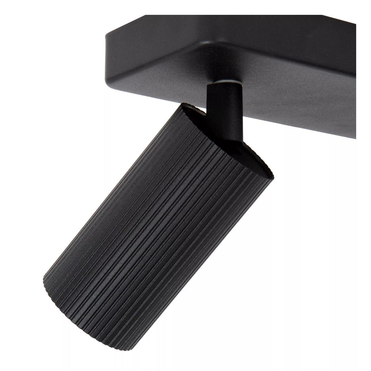 Lampa sufitowa (spot) 2-punktowa w kolorze czarnym. Ujęcie z boku, skupione na jednym z reflektorów o teksturowanej powierzchni. Produkt zamontowany, z prostokątną podstawą i regulowanym kątem świecenia.