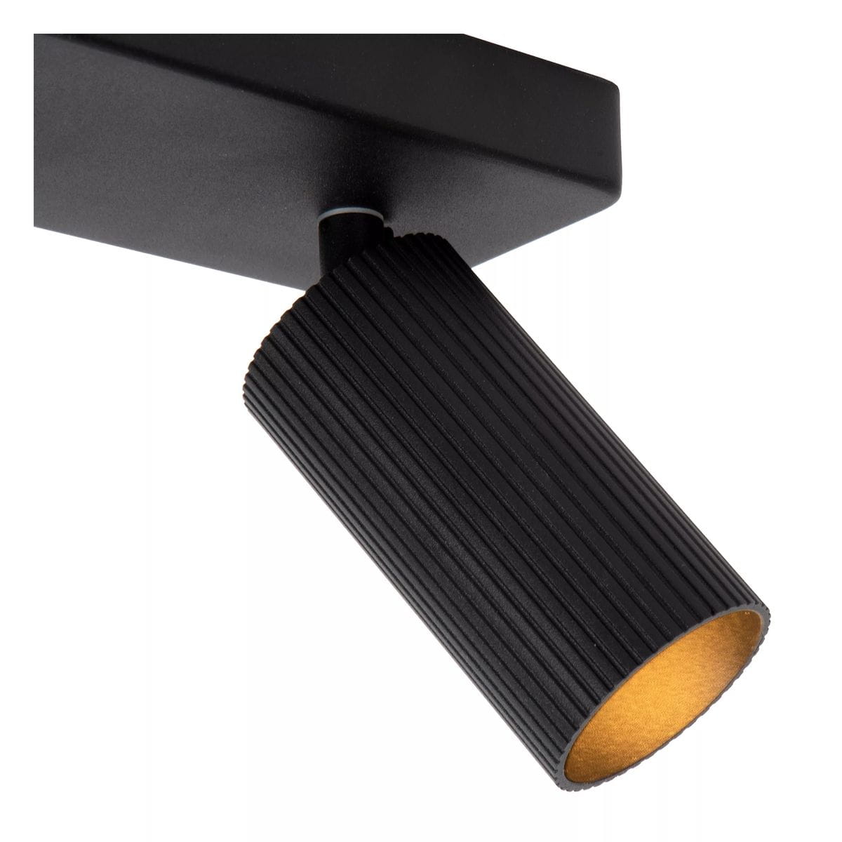 Lampa sufitowa Clubs 2-punktowa w kolorze czarnym, z cylindrycznymi, żłobionymi reflektorami. Ujęcie z boku, pokazujące detale konstrukcji i ciepłe światło wewnątrz lampy. Idealna do oświetlenia wnętrz.