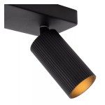 Lampa sufitowa Clubs 2-punktowa w kolorze czarnym, z cylindrycznymi, żłobionymi reflektorami. Ujęcie z boku, pokazujące detale konstrukcji i ciepłe światło wewnątrz lampy. Idealna do oświetlenia wnętrz.