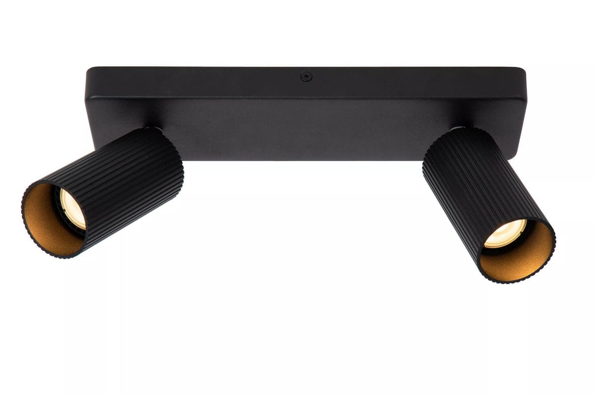 Czarna lampa sufitowa (spot) 2-punktowa Clubs z prostokątną podstawą. Dwa cylindryczne klosze z rowkowaną fakturą, skierowane w różnych kierunkach. Wnętrze kloszy w kolorze złotym. Produkt montowany do sufitu, widok z dołu.