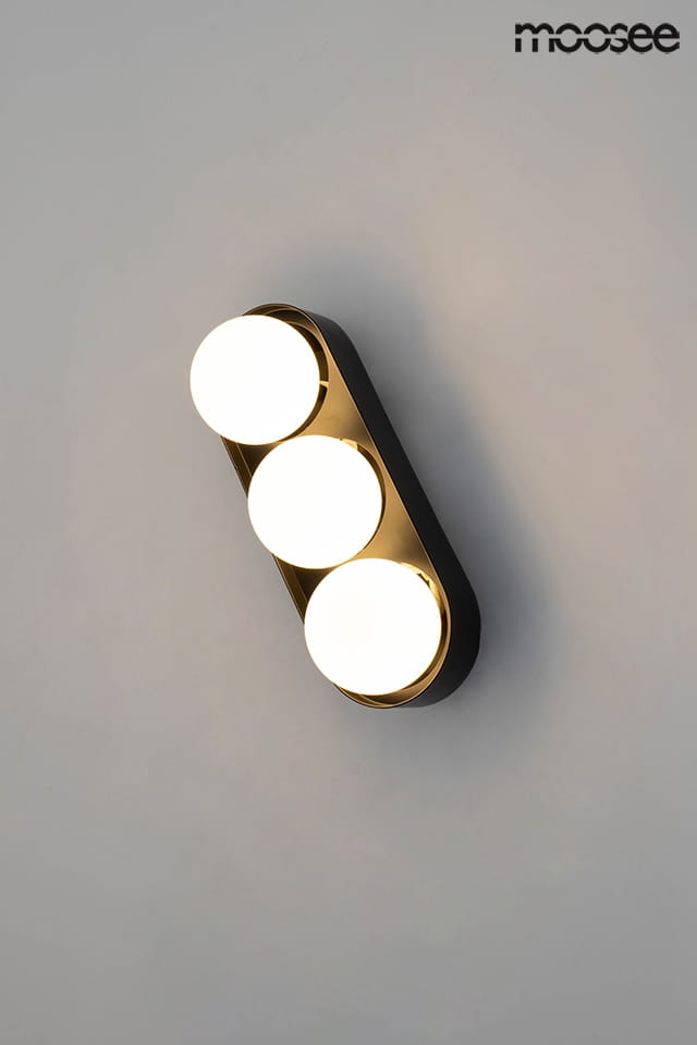 Kinkiet Drops 3-punktowy z trzema okrągłymi kloszami w białym kolorze, osadzony na czarnej podstawie. Oświetlenie montowane na ścianie, w nowoczesnym stylu, idealne do różnych wnętrz.