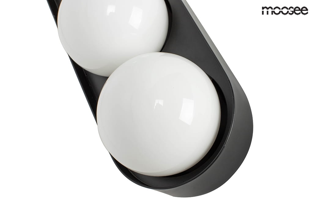 Kinkiet Drops 3-punktowy w czarnej oprawie z trzema białymi kulistymi kloszami. Ujęcie z góry, ukazujące gładką powierzchnię kloszy i ich rozmieszczenie. Idealny do nowoczesnych wnętrz.