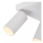 Lampa sufitowa Clubs 4-punktowa w kolorze białym, z cylindrycznymi kloszami o teksturowanej powierzchni. Ujęcie z bliska, pokazujące detale kloszy i montaż do sufitu. Klosze emitują ciepłe światło, zapewniając równomierne oświetlenie wnętrza.