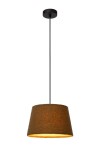 Lampa wisząca Woolly 1-punktowa, czarna z zielonym odcieniem, z kloszem w kształcie stożka, wykonana z teksturowanego materiału. Zawieszona na cienkim, czarnym przewodzie, z widocznym źródłem światła wewnątrz, na jednolitym tle.