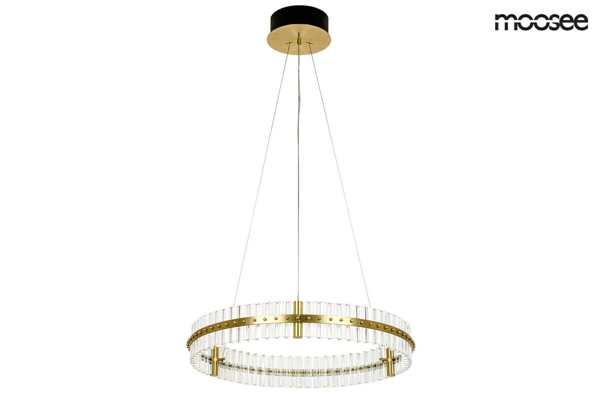 Lampa wisząca Saturnus LED 70 w złotym kolorze z przezroczystymi akcentami. Okrągły kształt, zawieszona na cienkich linkach. Widoczne metalowe detale oraz elementy szklane tworzą elegancki wygląd. Idealna do nowoczesnych wnętrz.
