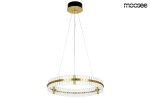 Lampa wisząca Saturnus LED 70 w złotym kolorze z przezroczystymi akcentami. Okrągły kształt, zawieszona na cienkich linkach. Widoczne metalowe detale oraz elementy szklane tworzą elegancki wygląd. Idealna do nowoczesnych wnętrz.