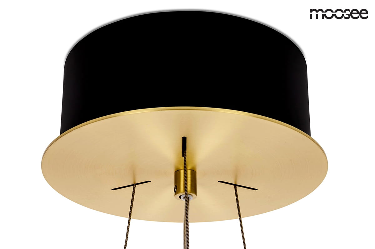 Lampa wisząca Saturnus LED 70, 1-punktowa, z okrągłym, złotym kloszem oraz czarnym wykończeniem. Widok z dołu, z widocznymi przewodami mocującymi. Minimalistyczny design, idealna do nowoczesnych wnętrz.