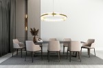 Lampa wisząca Saturnus LED 70 w kolorze złotym, o okrągłym kształcie z przezroczystymi detalami. Zawieszona nad stołem w jadalni, na tle jasnej ściany, w otoczeniu sześciu beżowych krzeseł i dekoracji.