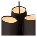 Czarna lampa wisząca 3-punktowa Gregory z trzema cylindrycznymi kloszami, wykonana z materiału, z widocznym ciepłym światłem w środku. Ujęcie z dołu, ukazujące detale kloszy i zawieszenia. Idealna do nowoczesnych wnętrz.