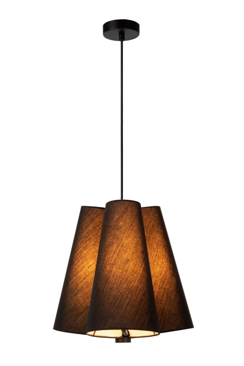 Czarna lampa wisząca 3-punktowa Gregory z trzema stożkowymi kloszami z materiału, zawieszona na cienkim kablu. Klosze emitują ciepłe światło, a ich struktura tekstylna tworzy przytulną atmosferę. Montaż sufitowy.