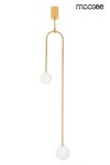 Lampa wisząca 2-punktowa w złotym kolorze, z dwiema białymi kulistymi kloszami, zawieszona na długiej, smukłej ramie. Montaż sufitowy, minimalistyczny design, idealna do nowoczesnych wnętrz.