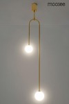 Lampa wisząca 2-punktowa w kolorze złotym, z długim, prostym ramieniem, zawieszona na suficie. Dwie okrągłe, białe żarówki emitujące światło, zawieszone na różnych wysokościach. Tło w jasnym kolorze, minimalistyczne.