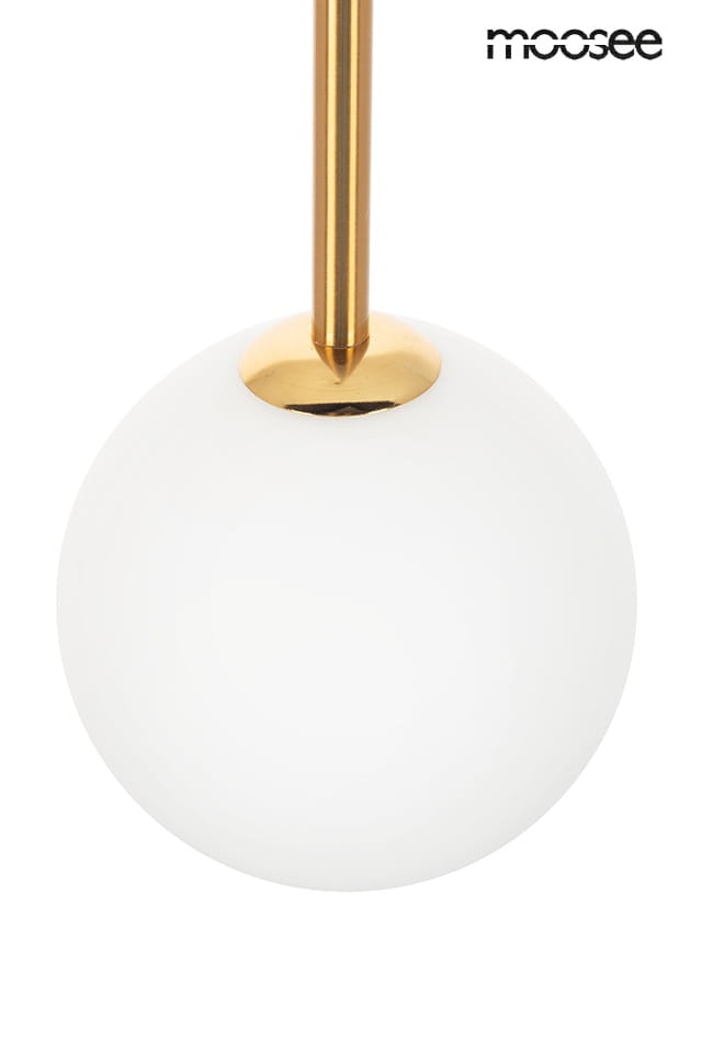 Lampa wisząca 2-punktowa w złotym kolorze z białym, okrągłym kloszem. Produkt zawieszony na cienkiej, złotej rurce, ukazujący elegancki design. Widoczne elementy montażowe. Na prostym, jasnym tle, co podkreśla jego formę.