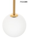 Lampa wisząca 2-punktowa w złotym kolorze z białym, okrągłym kloszem. Produkt zawieszony na cienkiej, złotej rurce, ukazujący elegancki design. Widoczne elementy montażowe. Na prostym, jasnym tle, co podkreśla jego formę.